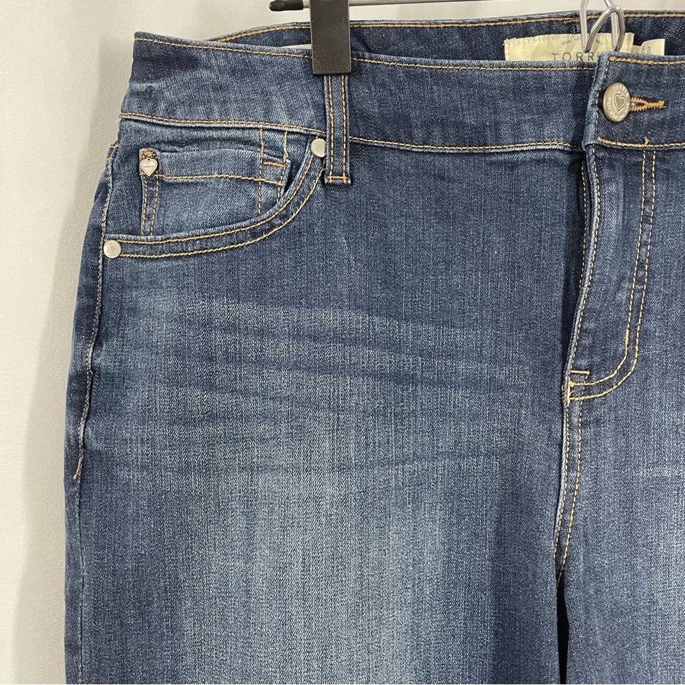 Torrid Girlfriend Medium Wash High Rise Cropped Tapered Leg Slim Fit Blue 20 - Picture 3 of 16
